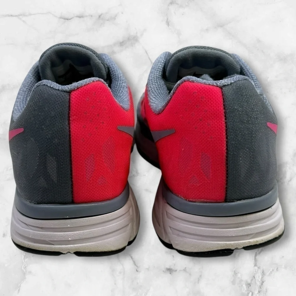 Women’s Nike Zoom Vomero 9 size 6